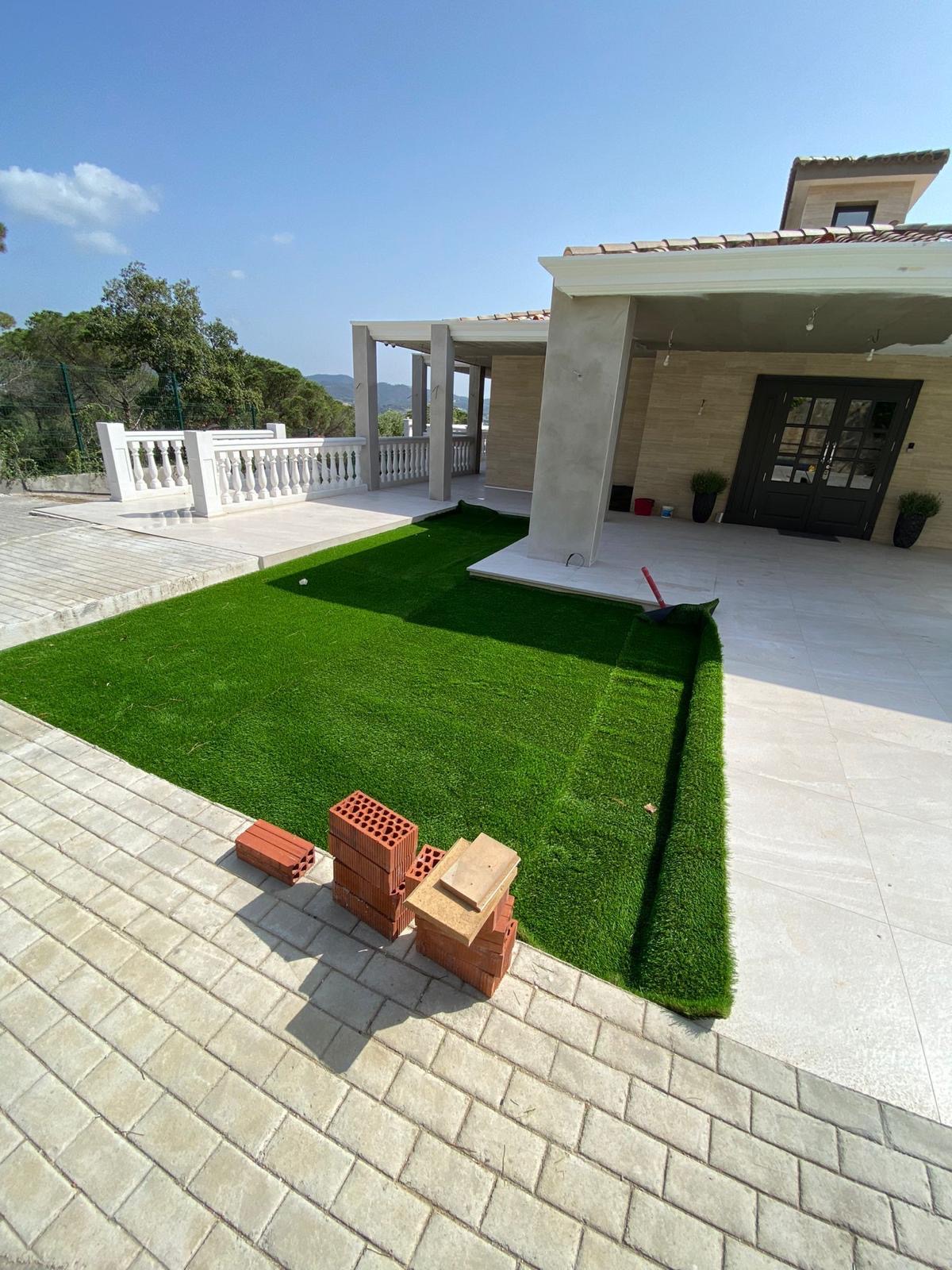 Instalación de césped artificial en una vivienda de la Costa Brava