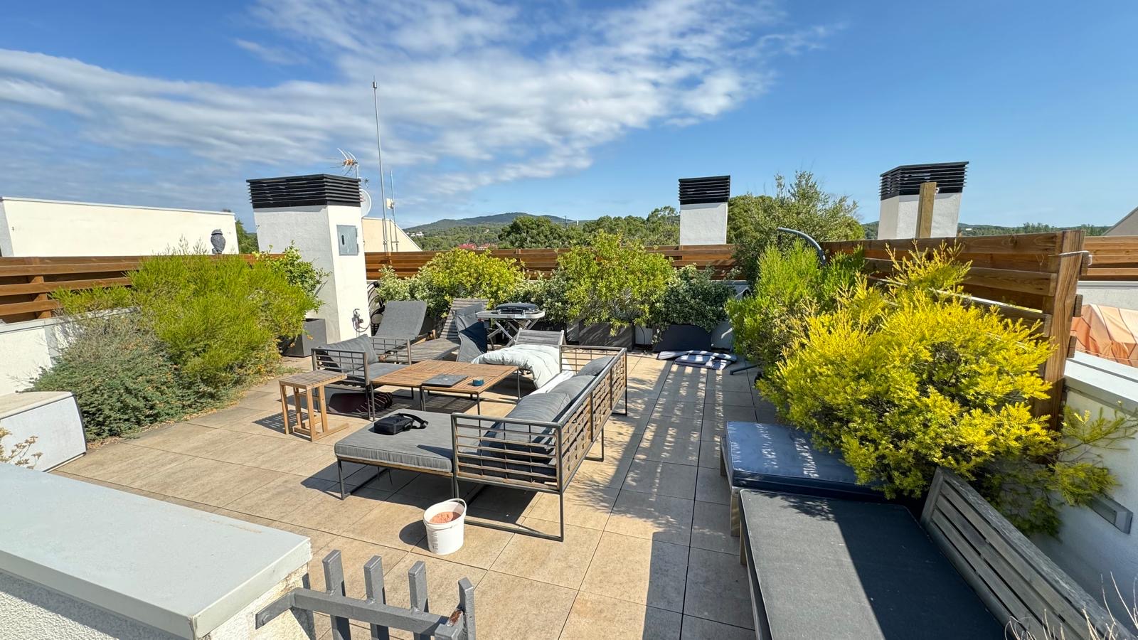 Terraza ajardinada después del trabajo de Bambuk